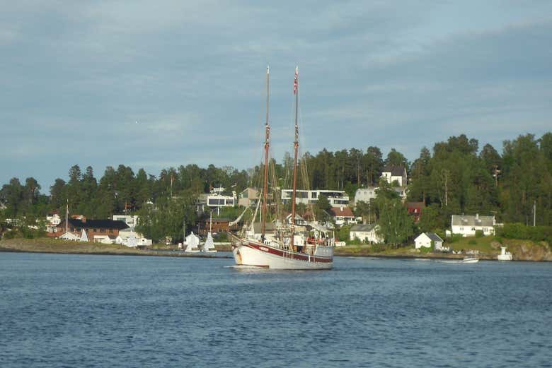 Velero tradicional noruego en el fiordo de Oslo